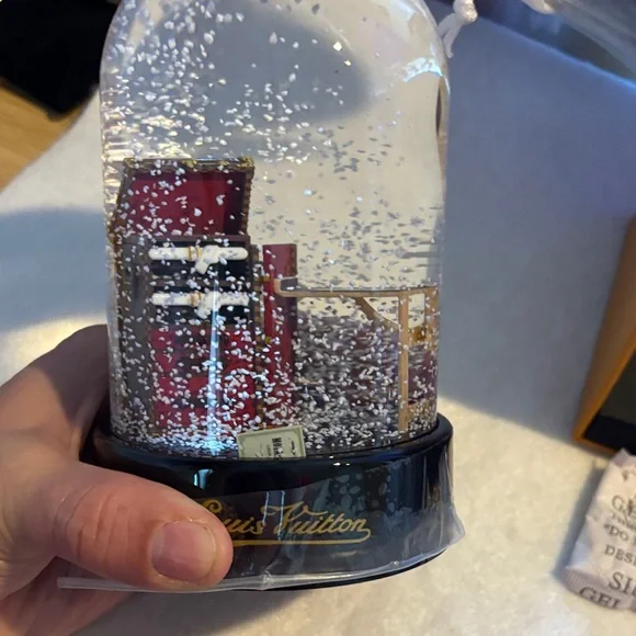 Louis Vuitton Snow globe trunk - Picture 5 of 12